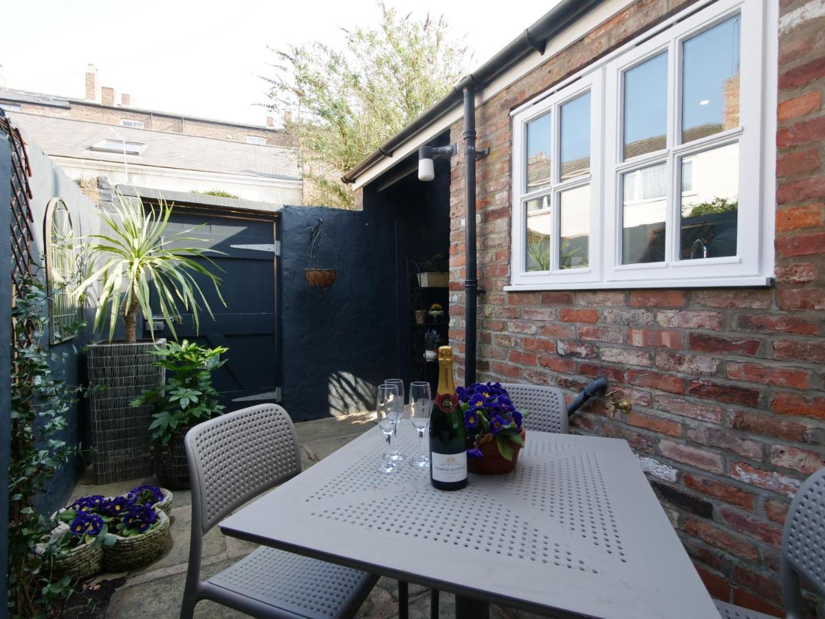 Bar Wall Cottage-City Wall Views-Sleeps 5 York Exterior foto